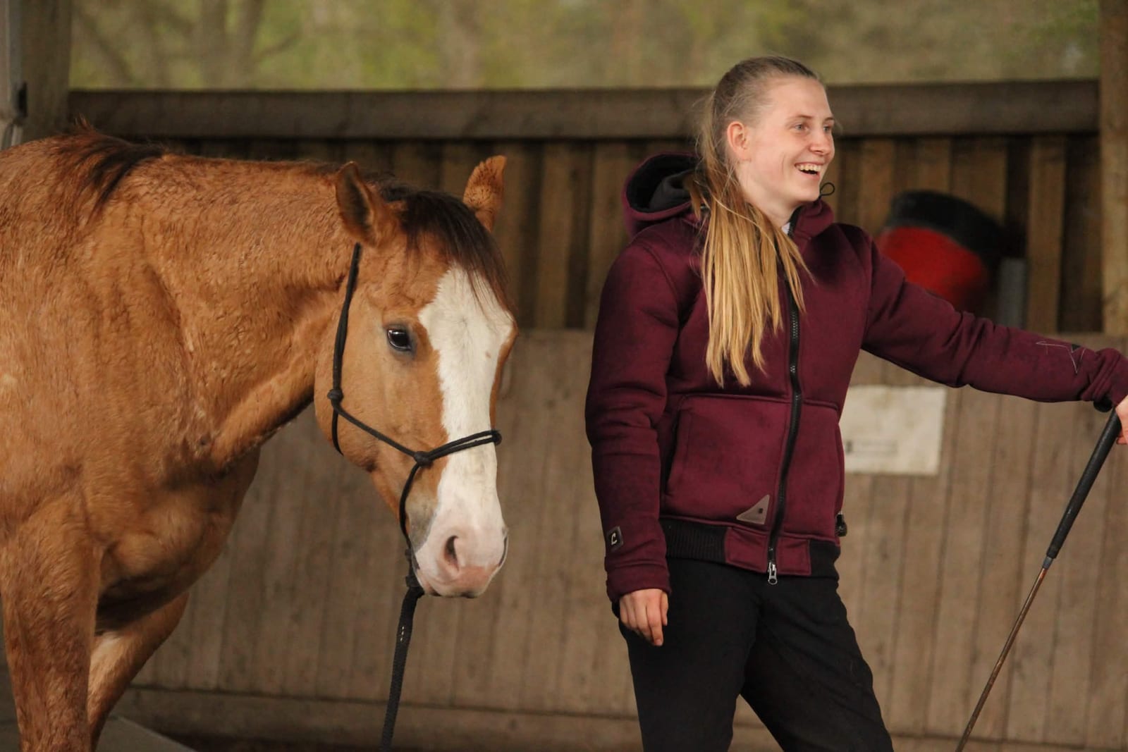 Alissa Heinke mit Pferd auf der Koppel