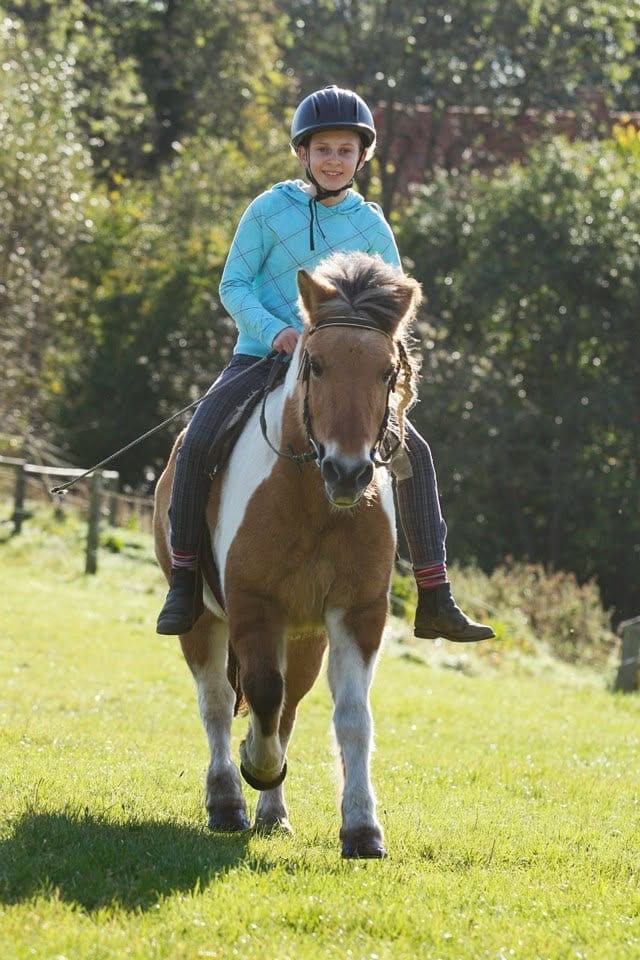 Alissa als Kind auf ihrem Pony, der Beginn ihres Pferde-Weges
